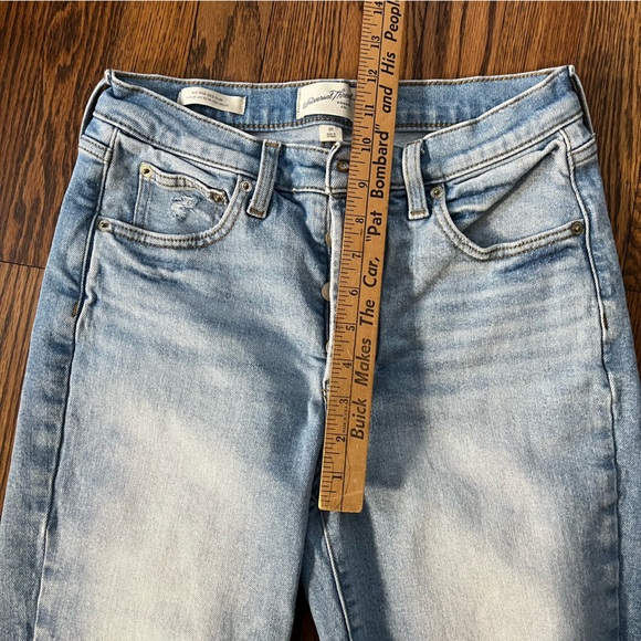 Universal Thread Mid Rise 80s Slim Ripped Distressed Light Wash Jeans Size 8 - Picture 8 of 9